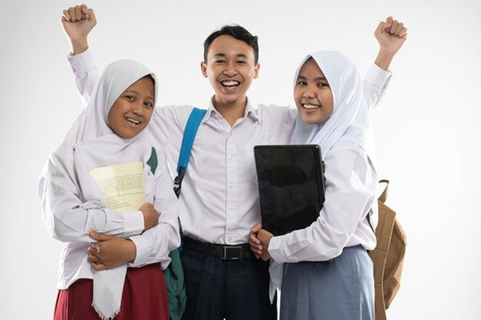 PT Taspen, lembaga yang dikenal mengurus pensiunan PNS, turut memberikan kesempatan melalui program beasiswa untuk anak-anak mereka.