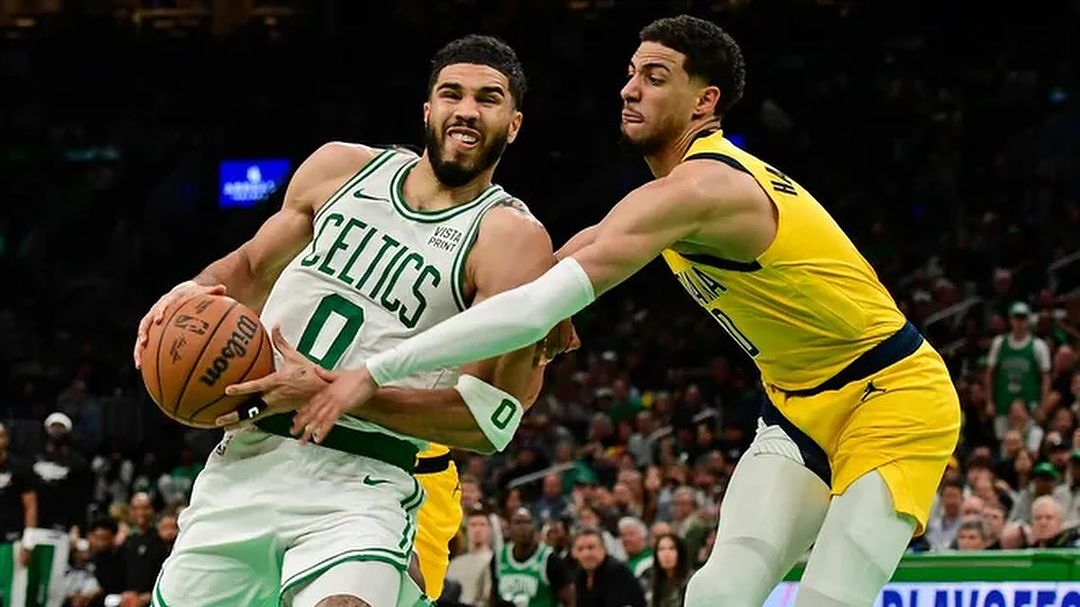 Tyrese Haliburton (kanan) berebut bola dengan pemain Celtics. (Instagram)