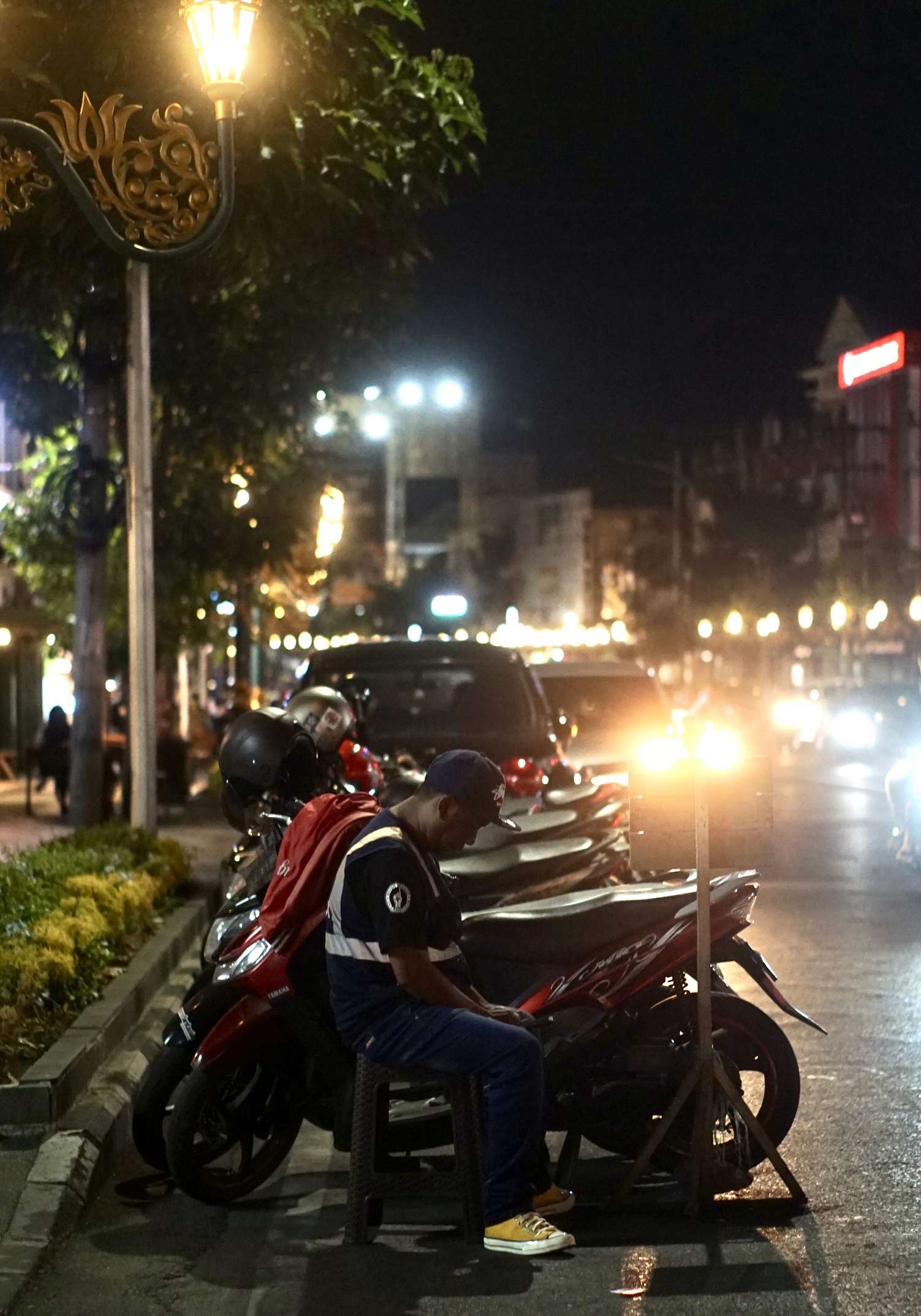 Salah satu jukir menjaga kendaraan di kawasan Kajoetangan Heritage. (Muhammad Farrel Akmal for Radar Malang)