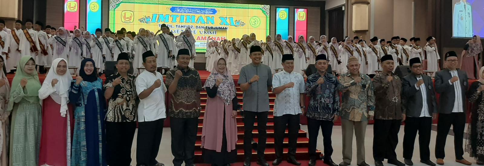 KHIDMAT : Pj Walikota Malang Dr Ir Wahyu Hidayat MM (tengah), hadir bersama jajaran Disdikbud Kota Malang saat acara Imtihan ke XI SD Insan Amanah Malang, Kamis (23/5).