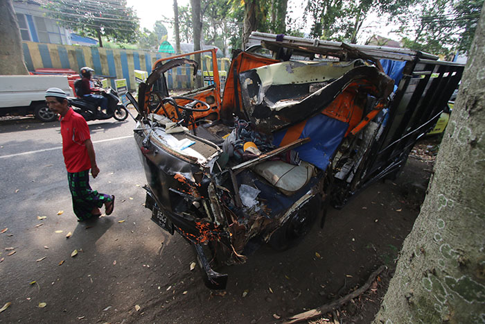 Bagian depan truk Fuso dengan yang dikemudikan Saiful rusak parah setelah kecelakaan tabrak Toyota Hiace di selatan flyover Mergosono Jalan Kolonel Sugiono, Kedungkandang Kota Malang