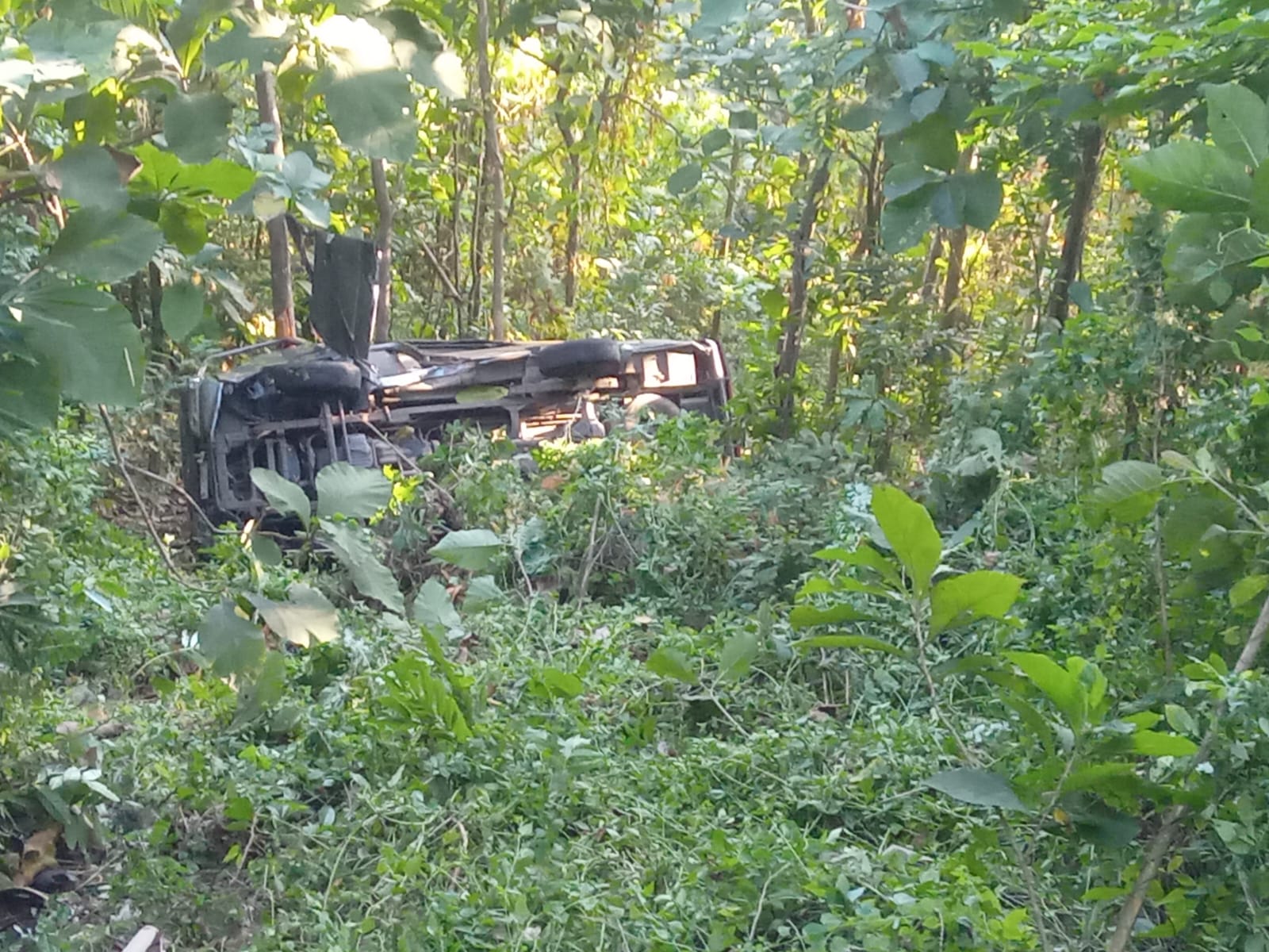 LAKA TUNGGAL: Aparat kepolisian mengatur arus lalu lintas di lokasi terperosoknya elf kemarin (26/5).