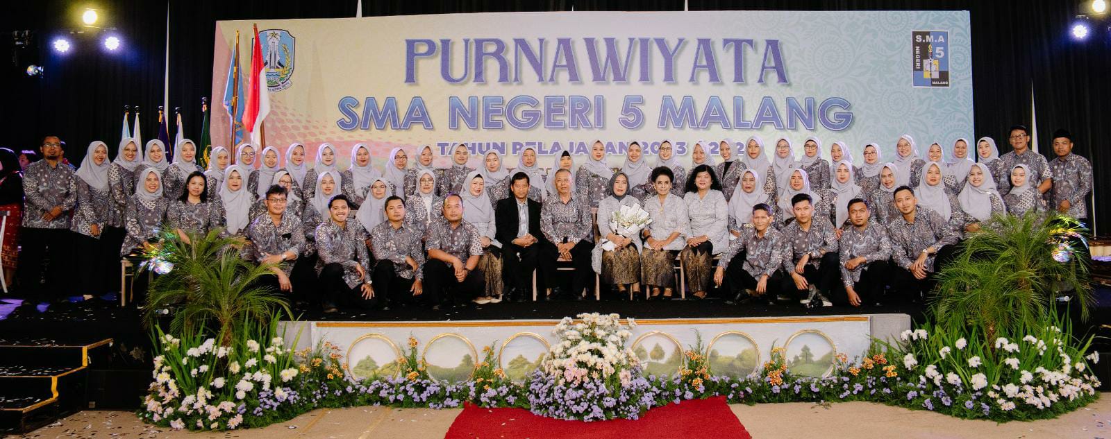 SOLID : Foto bersama Kepala Sekolah Hj Asri Widiapsari MPd (bawa bunga) bersama seluruh management SMAN 5 Malang saat acara Purnawiyata, Rabu (22/5).