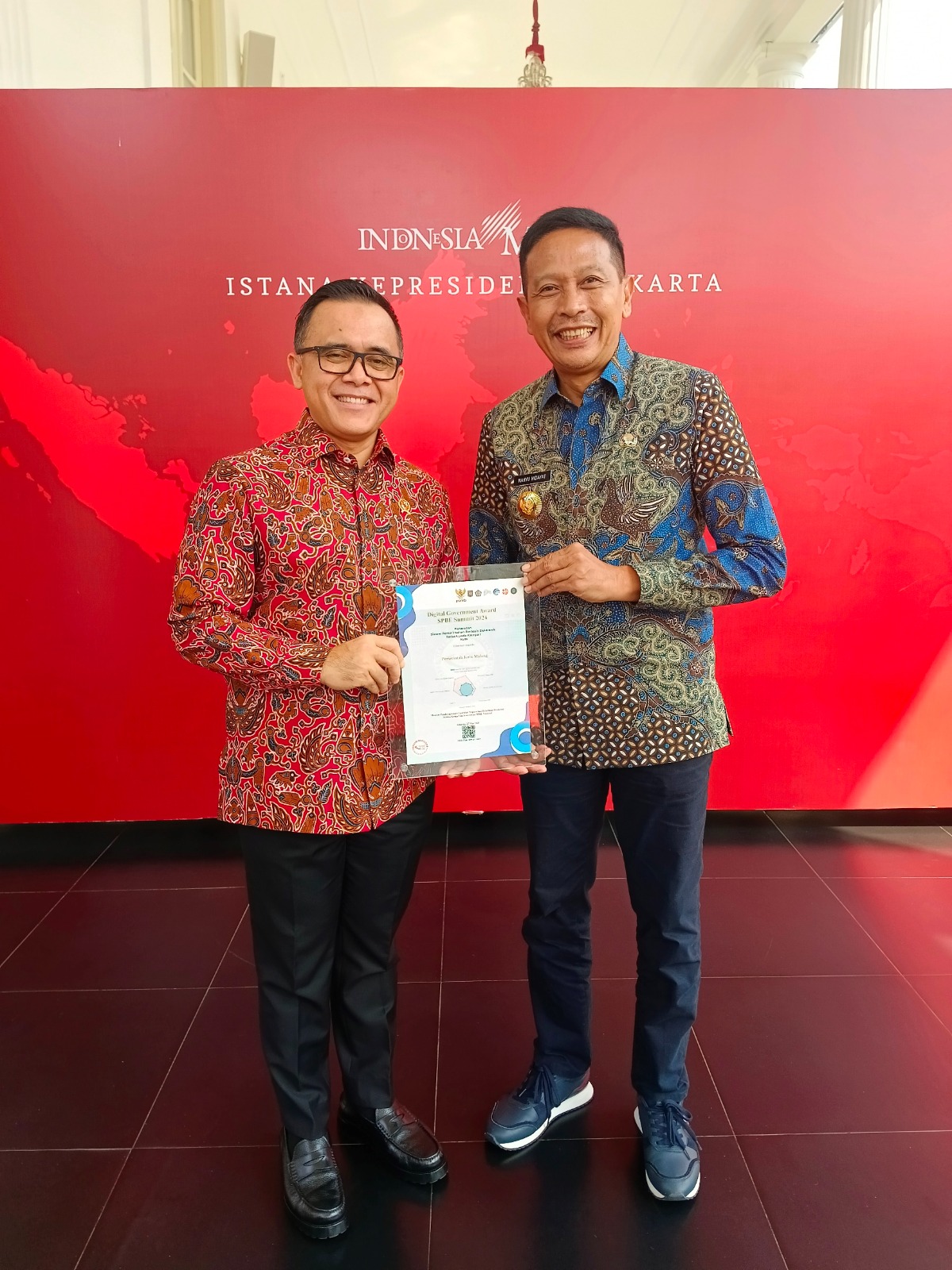 MEMBANGGAKAN: Pj Wali Kota Malang Dr Ir Wahyu Hidayat MM (kanan) menerima penghargaan Penerapan SPBE pada Kategori Pemerintah Kota dari Men PAN-RB Abdullah Azwar Anas kemarin. (Diskominfo Kota Malang)