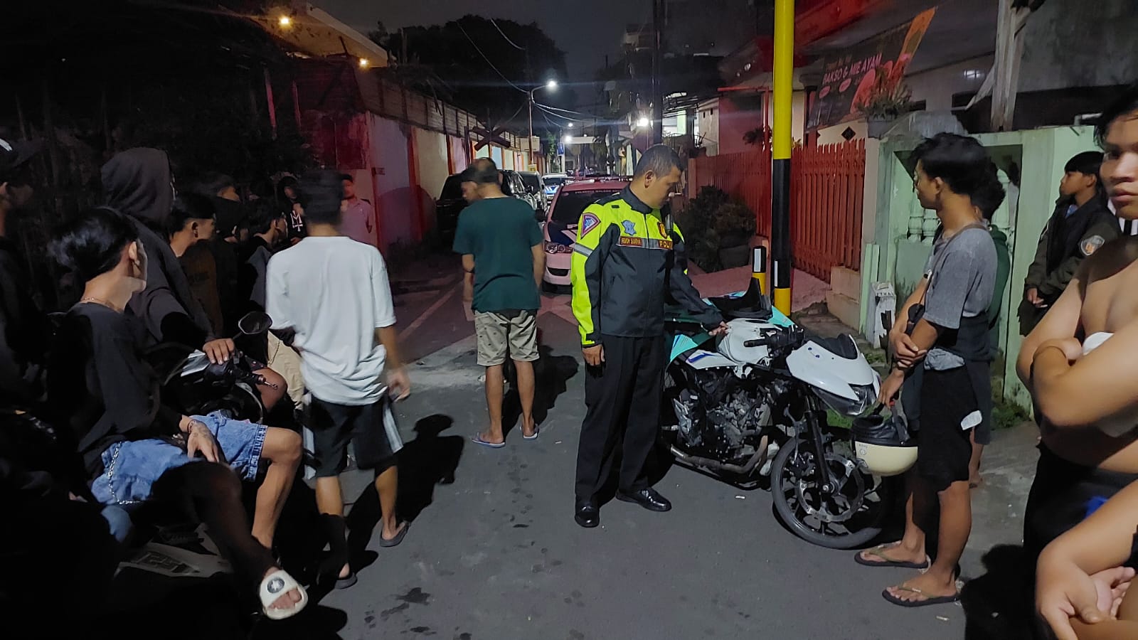 Polisi menilang tiga pengendara motor yang kabur ke perkampungan di sekitar Ruko Panorama di Kelurahan Purwodadi, Kecamatan Blimbing, pada 18 Mei lalu.