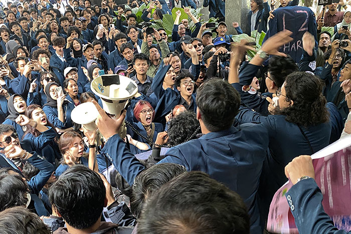 Demonstrasi mahasiswa di rektorat UB menolak kenaikan UKT