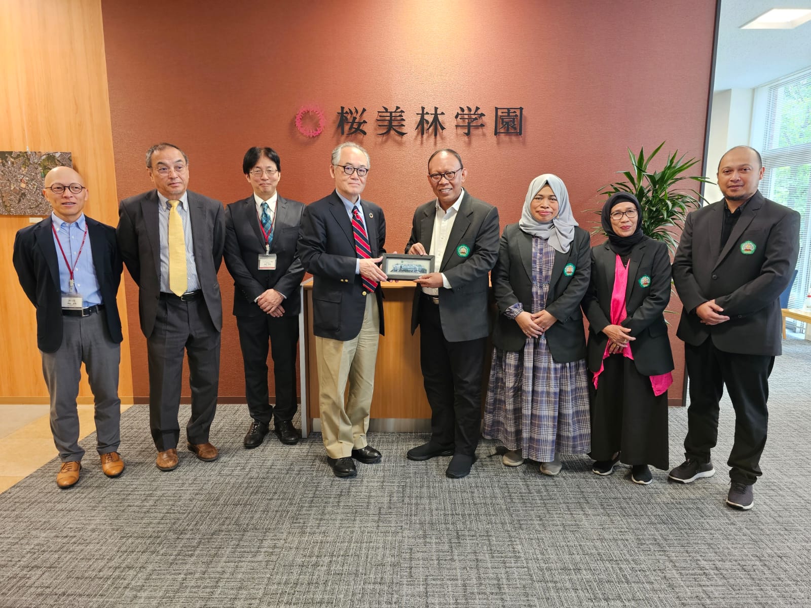 DISAMBUT HANGAT: Rektor Unisma Prof Maskuri (empat dari kanan) menyerahkan cenderamata ke Vice President J.F. Oberlin University Mr Yoshiro Tanaka PhD. (Humas Unisma)