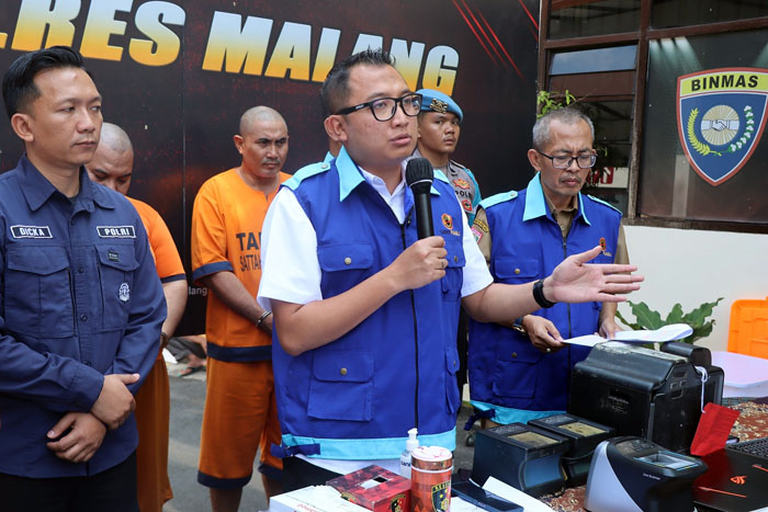 GUNAKAN MATERIAL ASLI: Kasat Reskrim Polres Malang AKP Gandha Syah Hidayat menjelaskan modus yang dilakukan dua tersangka pungli KTP dan KK, kemarin (27/5).