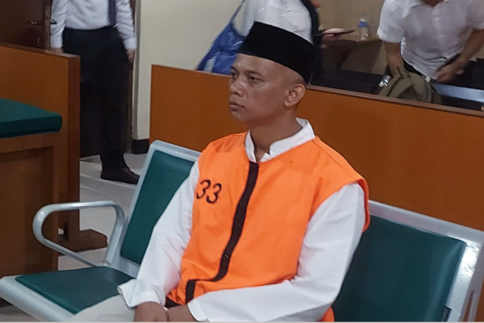 Abdul Rahman Ariyanto mengikuti sidang agenda eksepsi di PN Malang kemarin (27/5). Dia didakwa melakukan pembunuhan berencana terhadap pemuda awal Surabaya, Adrian Prawono.