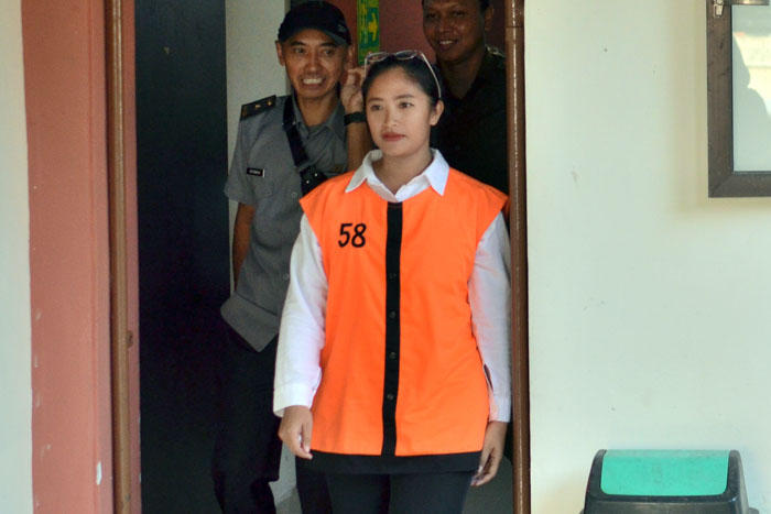TIDAK BANDING: Vera Andini berjalan menuju ruang tahanan di Pengadilan Negeri Malang setelah mendengarkan sidang pembacaan putusan kemarin (27/5).