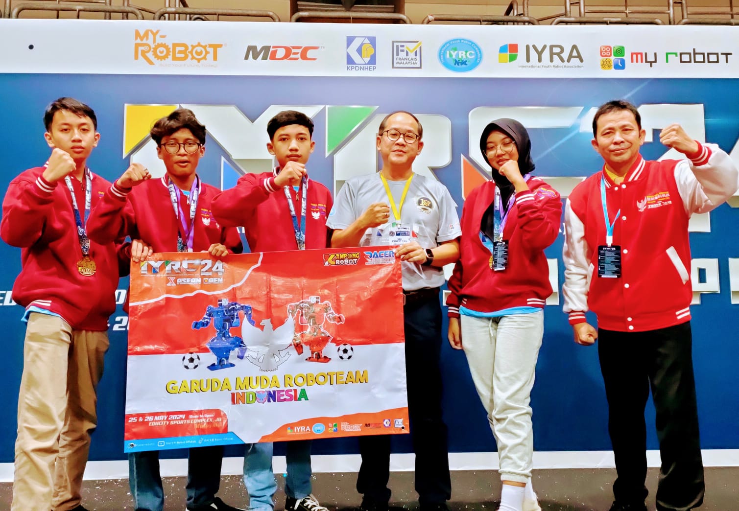 BERPRESTASI: Siswa SMK Mutu Gondanglegi menerima medali di ajang International Youth Robotic Competition (IYRC) 2024 di Johor Bahru, Malaysia, Minggu lalu (26/5)