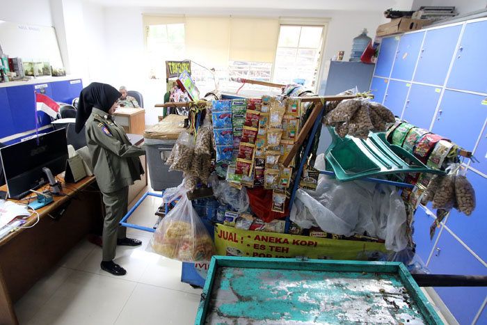 KENA RAZIA: Barang dagangan milik PKL diamankan ke kantor Satpol PP Kota Malang kemarin (28/5).