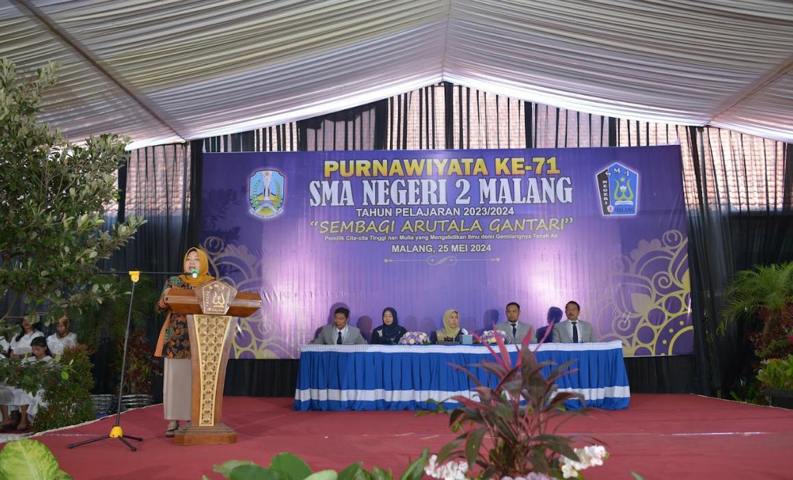 APRESIASI : Kepala Cabang Dinas Provinsi Jatim wilayah Kota Malang &ndash;Kota Batu Dr Hj. Hastini Ratna Dewi MPd (berdiri) memberikan motivasi kepada seluruh siswa, saat Purnawiyata ke-71 SMAN 2 Malang.
