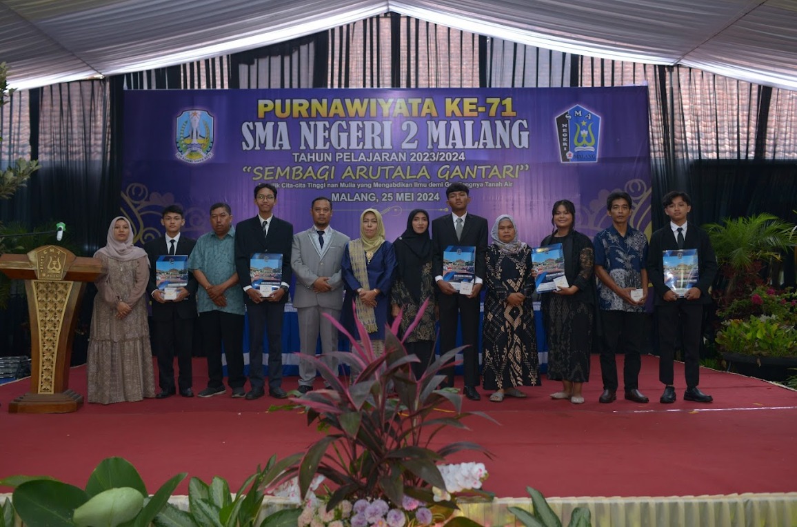 BANGGA : Kepala SMAN 2 Malang Dra Fety Susilawatie MPd (tengah) memberikan sertifikat dan jam tangan eksklusif kepada 13 siswa dengan prestasi akademik dan non-akademik, Sabtu (25/5).