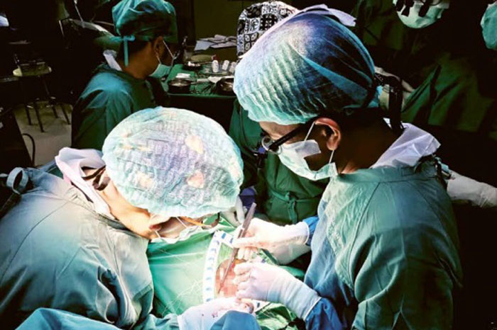 LAYANAN BARU: Operasi katup jantung salah satu pasien dilakukan tim dokter RSSA Malang, beberapa waktu lalu.