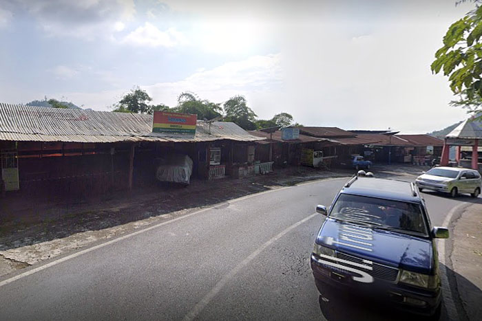 DITINGGALKAN WISATAWAN: Kendaraan melintasi beberapa kafe yang berjajar di Wisata Payung, Kelurahan Songgokerto, Kota Batu kemarin.