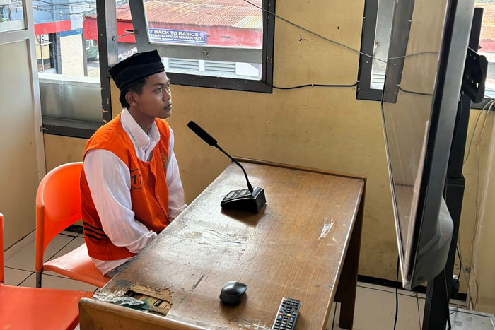 Agung Setiawan, 18, mengikuti sidang pembacaan putusan secara daring dari Lapas Lowokwaru kemarin (28/5).