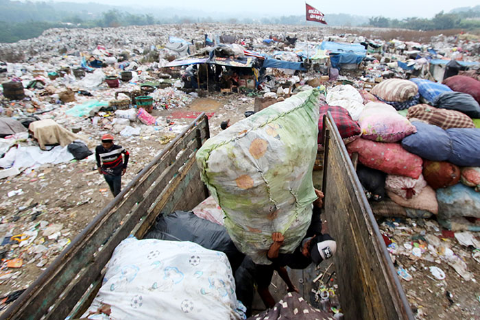 BUTUH SOLUSI: Tumpukan sampah di TPA Supit Urang menimbulkan bau tak sedap dan limbah yang dikeluhkan warga Kelurahan Mulyorejo, Kecamatan Sukun.