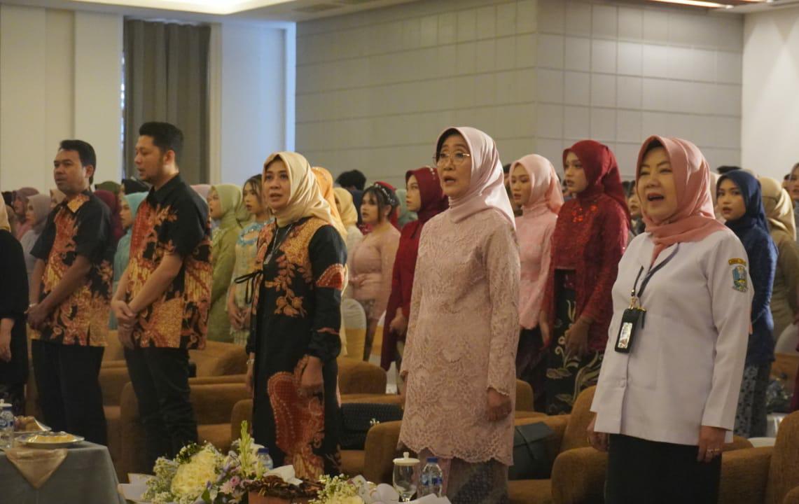 SINERGI : Kepala Cabang Dinas Pendidikan Provinsi Jatim wilayah Kota Malang-Kota Batu Dr Hj. Hastini Ratna Dewi MPd (kanan) hadir dalam  acara Purnawiyata SMAN 9 Malang, Rabu (29/5).