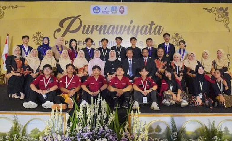 KOMPAK : Kepala SMAN 9 Malang Dra Sri Setyawati MPd (tengah) foto bersama dengan managemen SMAN 9 Malang dan panitia Purnawiyata.
