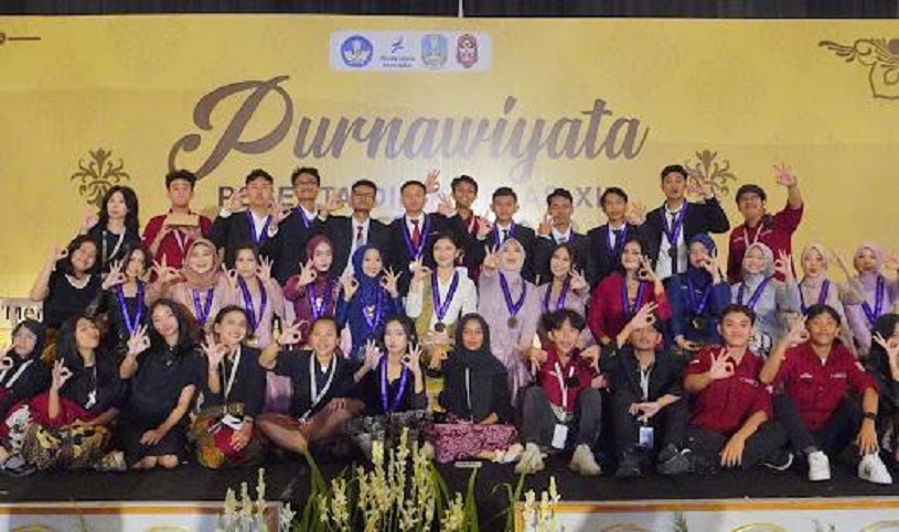 SUKSES : Wajah bahagia ditunjukkan seluruh siswa siswi kelas XII yang melaksanakan Purnawiyata didampingi orang tuanya.