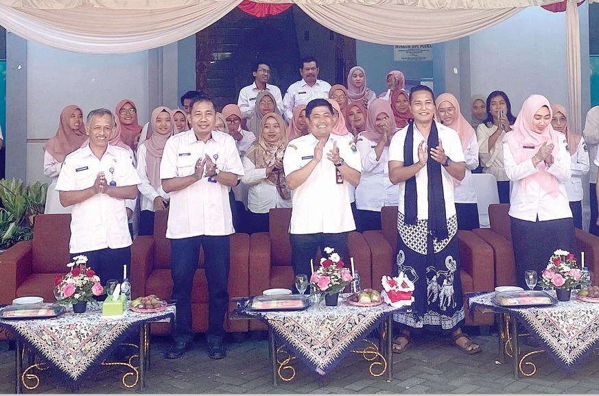 KENALKAN SEJARAH: Kepala Disdikbud Kota Malang Suwarjana (tiga dari kiri) bersama para guru foto bersama sebelum masuk ke Museum Mpu Purwa kemarin.