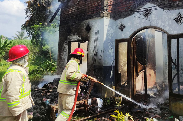 Damkar menangani kebakaran rumah di Dusun Dawuhan RT 15 RW 03 Gondowangi, Wagir Malang.