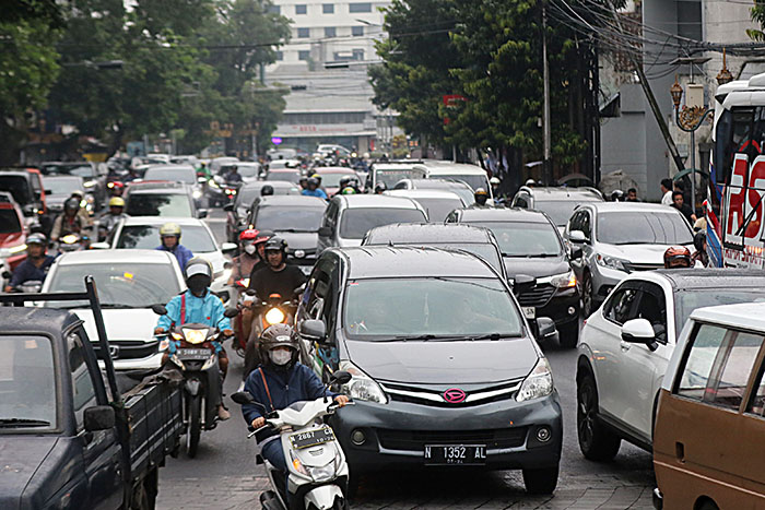 Lalu lintas padat di Kajoetangan Heritage Jalan Basuki Rahmat Kota Malang