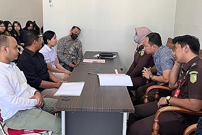 TAHAP 2: Jaksa menerima pelimpahan tersangka Indah Permatasari (tiga dari kiri) sekaligus melakukan pemeriksaan awal pada 28 Mei lalu.