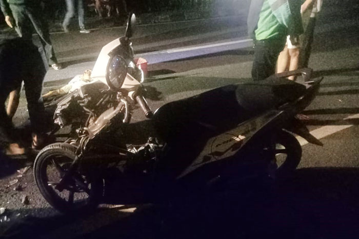 RINGSEK: Bagian depan Yamaha Mio dengan nopol N 5604 AAQ ringsek setelah menghantam Toyota Innova di Jalan Raden Intan, Kota Malang, Jumat dini hari (31/5)