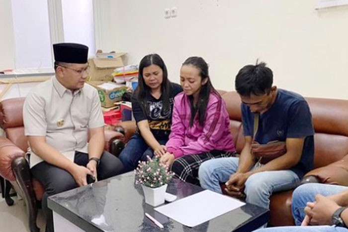 Pj Wali Kota Batu Aries Agung Paewai melayat dan bertemu kedua orangtua RWK, korban meninggal siswa SMPN 2 Kota Batu