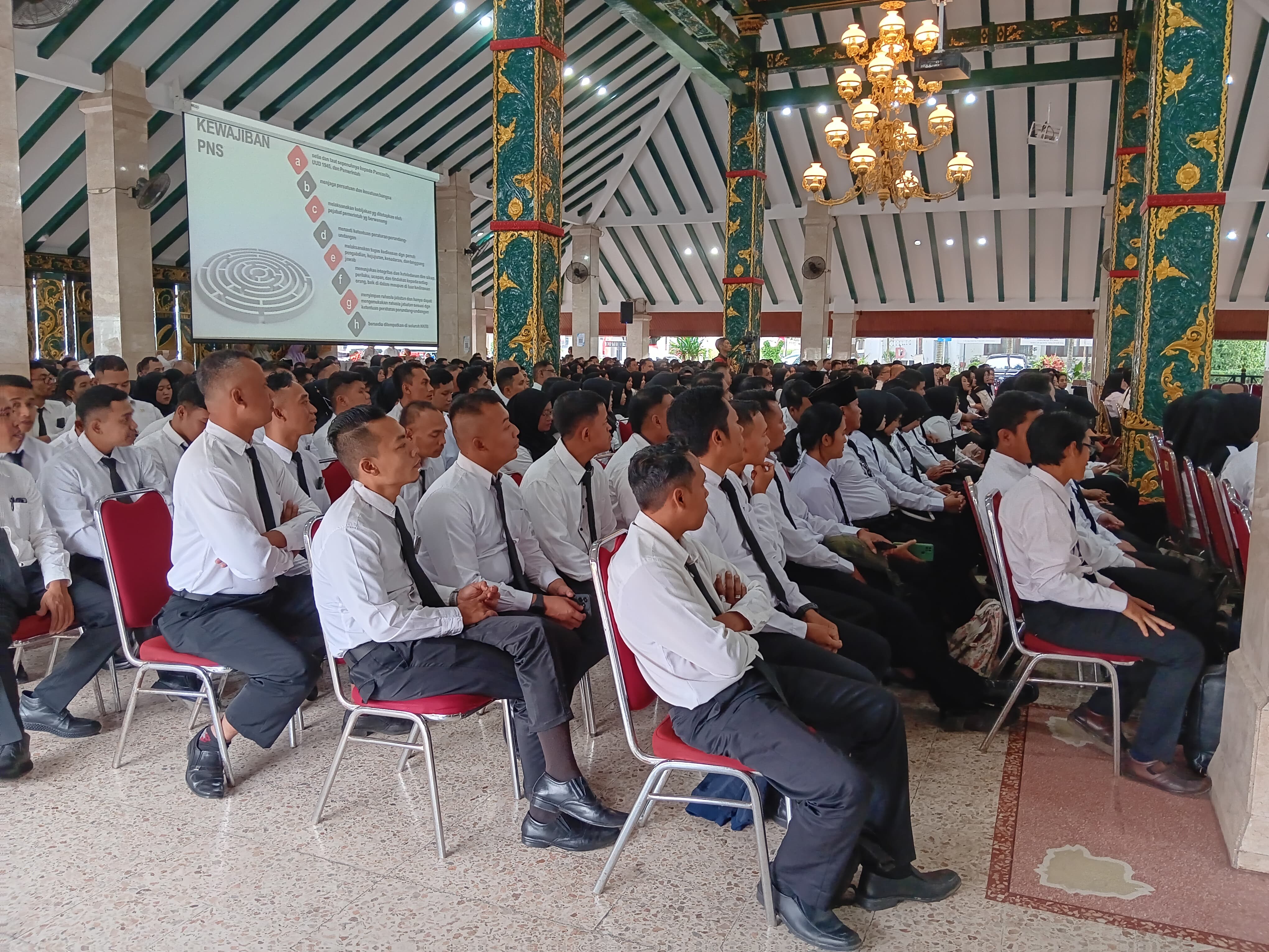 Ratusan PPPK hadir di pendapa Agung Kabupaten Malang untuk menerima SK pengangkatan dari Bupati Malang H M. Sanusi