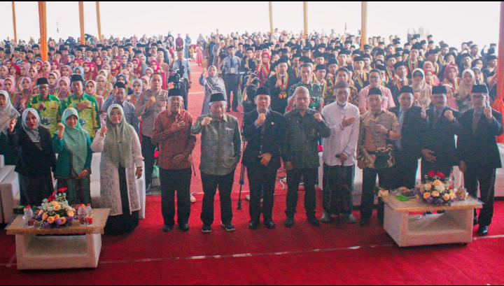 PANUTAN : Rais Syuriah PBNU Prof Dr Ir KH. Mohammad Nuh DEA (tengah) menghadiri Purnawiyata ke XVI SMK NU Sunan Ampel Poncokusumo, Sabtu (1/6).