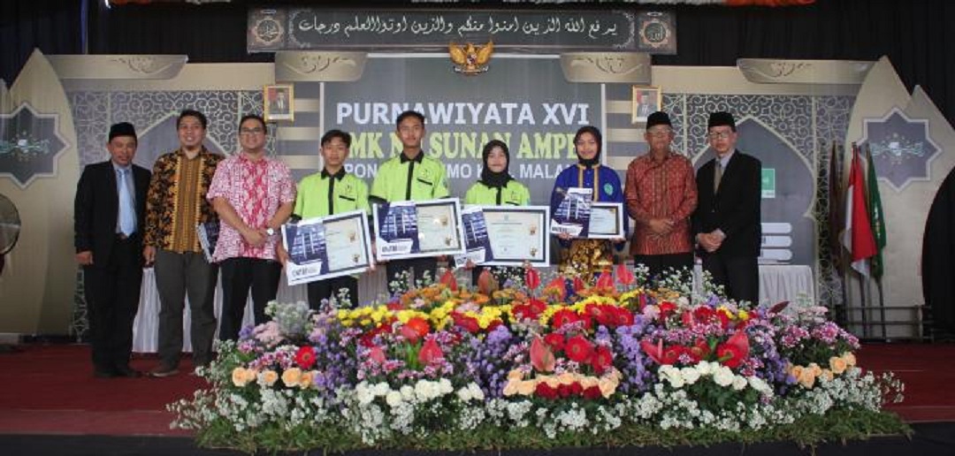 APRESIASI : Pemberian Beasiswa untuk siswa SMK NUSA, Jawara LKS tingkat Provinsi Jatim oleh Rektor Unitri Prof Dr Ir Eko Handayanto MSc.