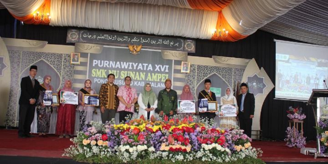 BANGGA : Beasiswa Khusus diberikan Rektor Unitri Prof Dr Ir Eko Handayanto MSc untuk Wisudawan Terbaik SMK NU Sunan Ampel Poncokusumo.