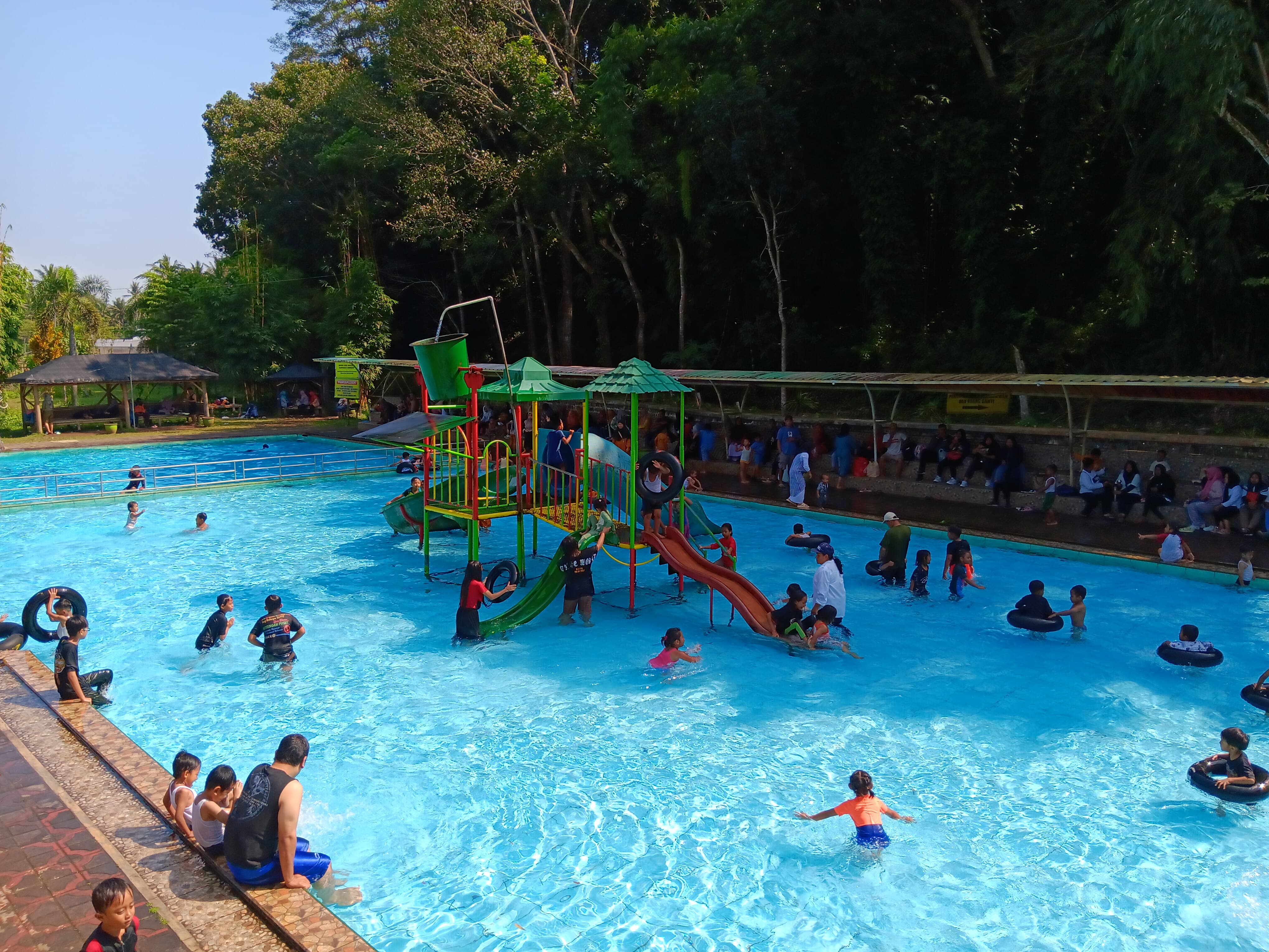 FAVORIT ANAK-ANAK: Ribuan wisatawan Boon Pring memadati kolam renang kemarin. Destinasi wisata di Desa Sanankerto, Kecamatan Turen mengalami peningkatan kunjungan setiap weekend.