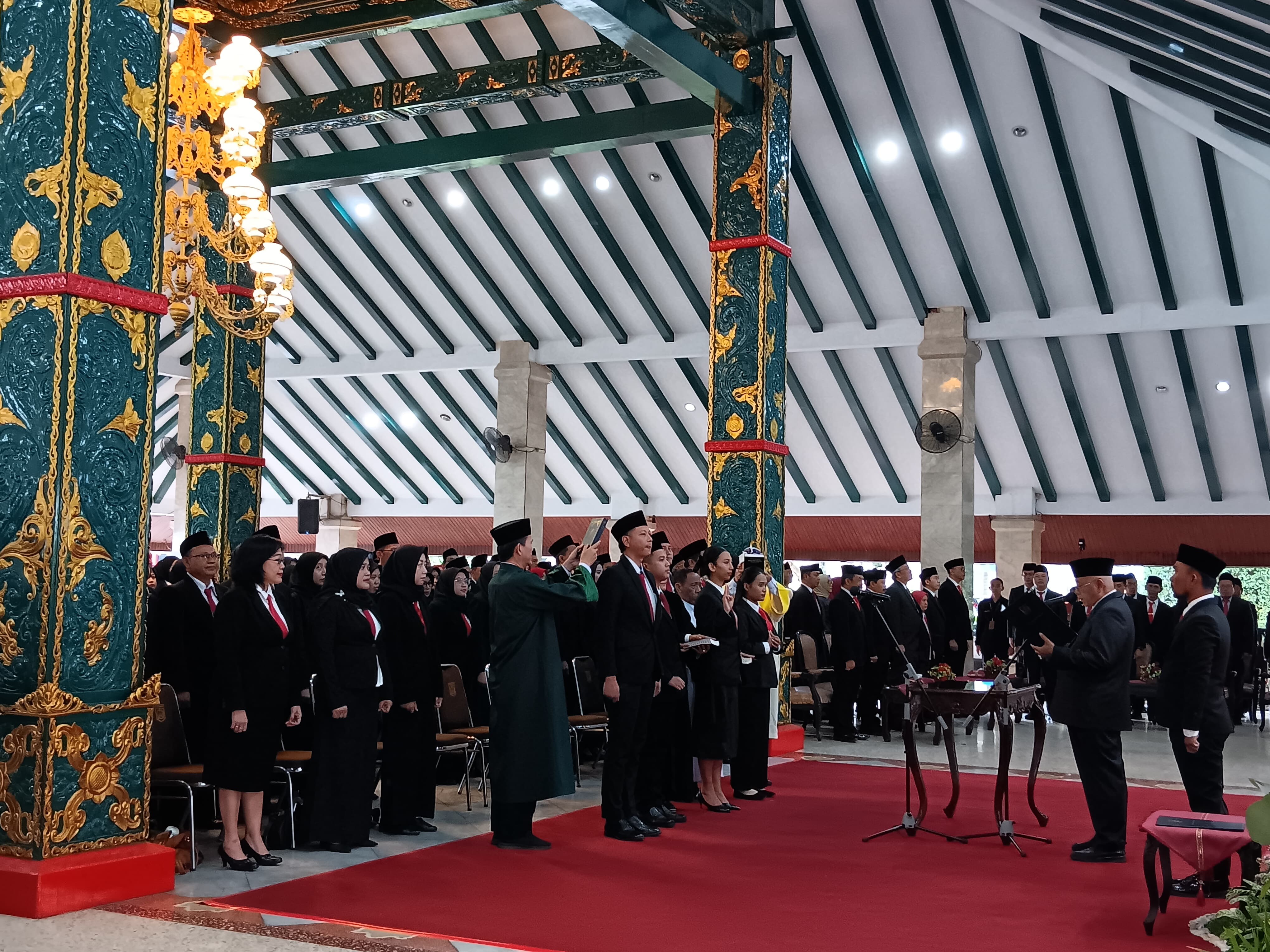 TUGAS BARU: Ratusan pejabat menjalani pengukuhan di Pendapa Agung Kabupaten Malang kemarin (2/6)