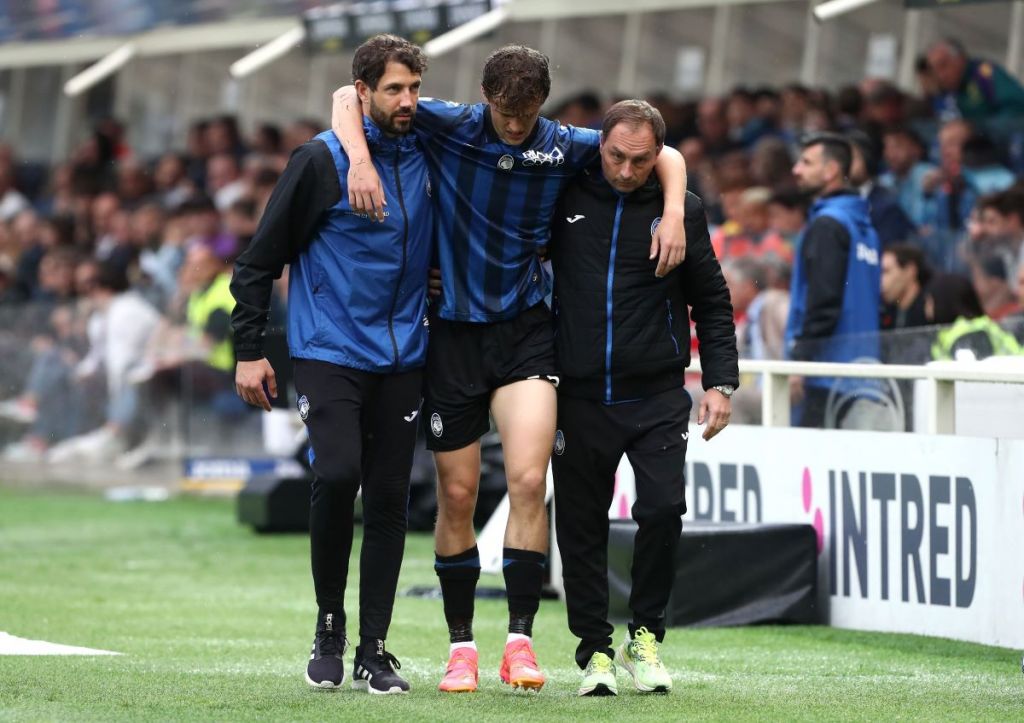 Giorgio Scalvini dipapah usai pertandingan melawan Fiorentina semalam. (Istimewa)