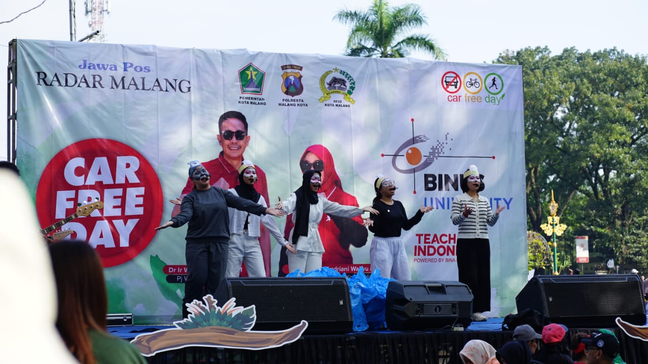 ADA PESAN YANG DISAMPAIKAN: Mahasiswa Binus University mendongeng di hadapan pengunjung CFD Ijen kemarin pagi.