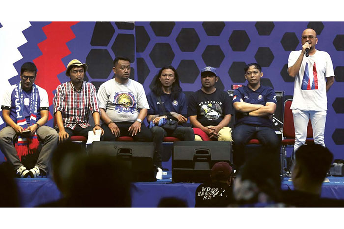 Koordinator Presidium Aremania Utas Ali Rifki (kanan) bersama 6 anggotanya mendengarkan aspirasi dari para korwil dan komunitas kemarin (2/6).
