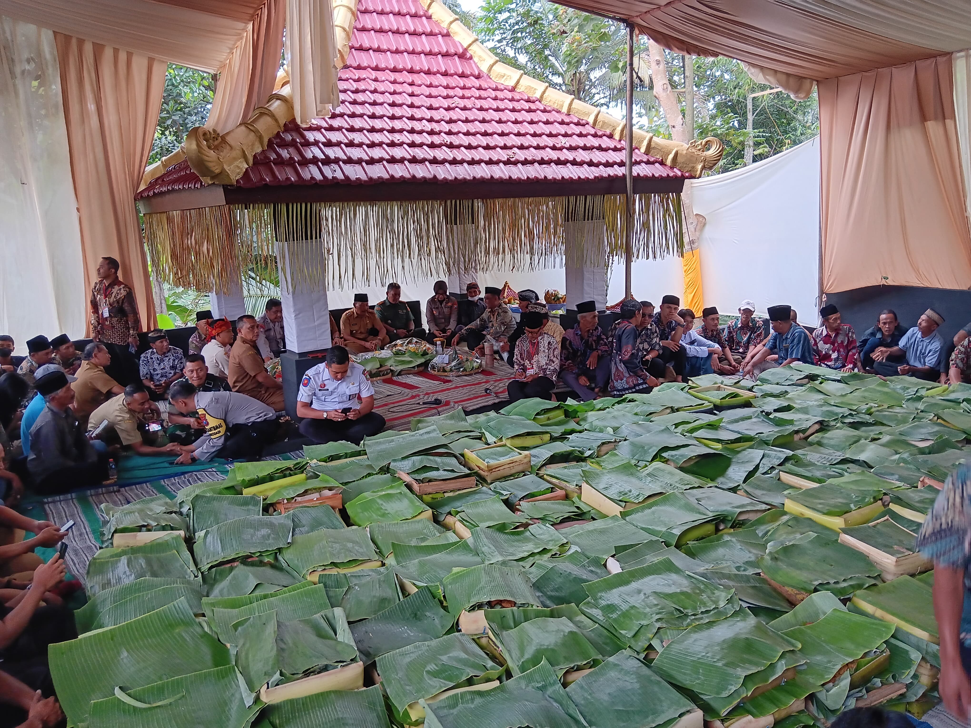 RUTIN: Masyarakat berkumpul di punden Dusun Jemuran untuk menggelar bersih dusun kemarin (3/6). Acara tersebut wujud syukur warga atas karunia yang mereka rasakan.