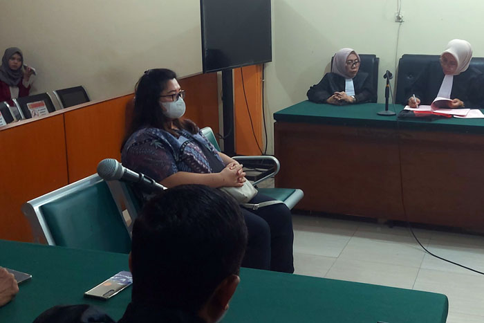 KOOPERATIF: Gina Gratiana mendengarkan jaksa membacakan tuntutan di Pengadilan Negeri Malang kemarin (3/6).