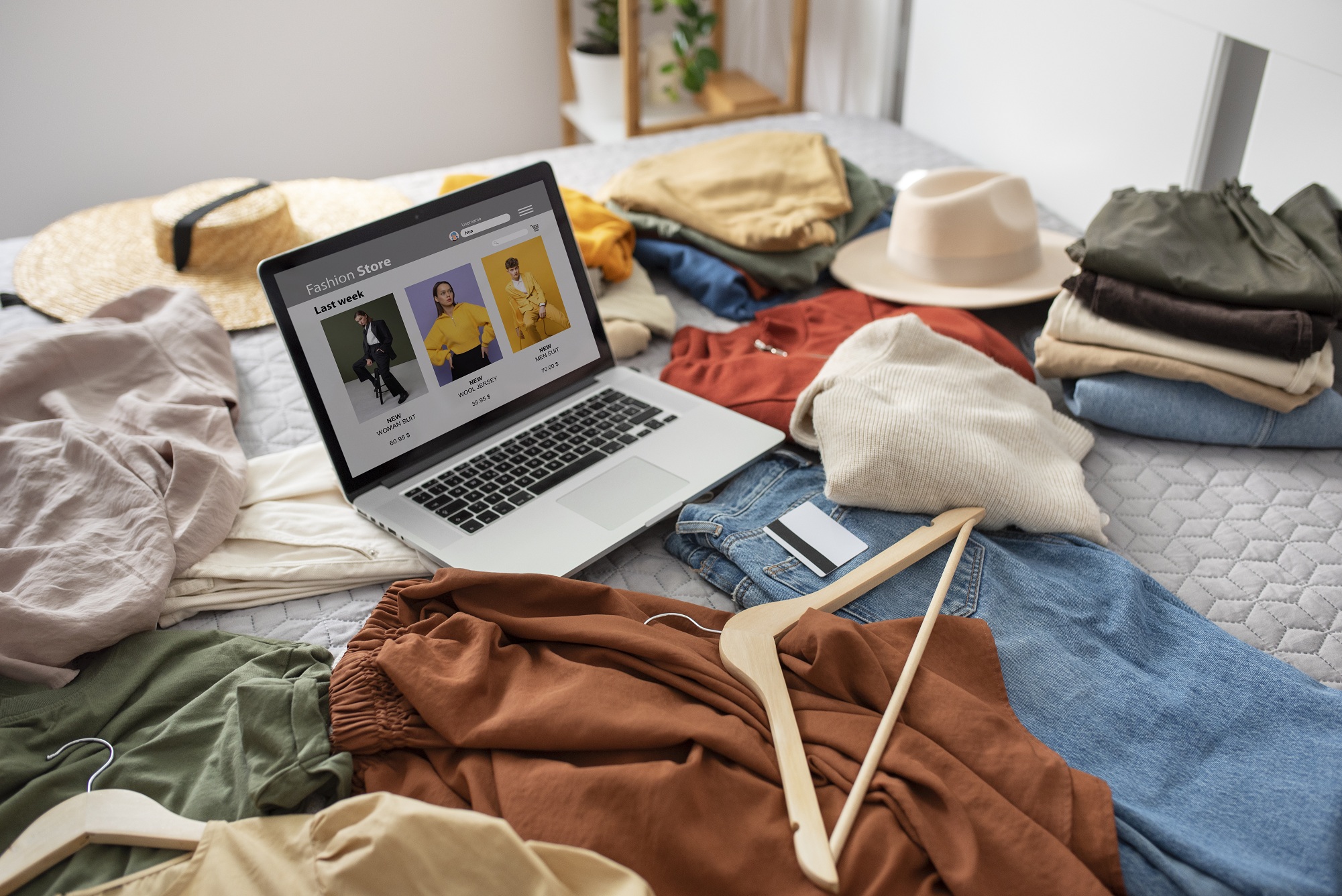 Ilustrasi baju dan laptop. (Freepik)