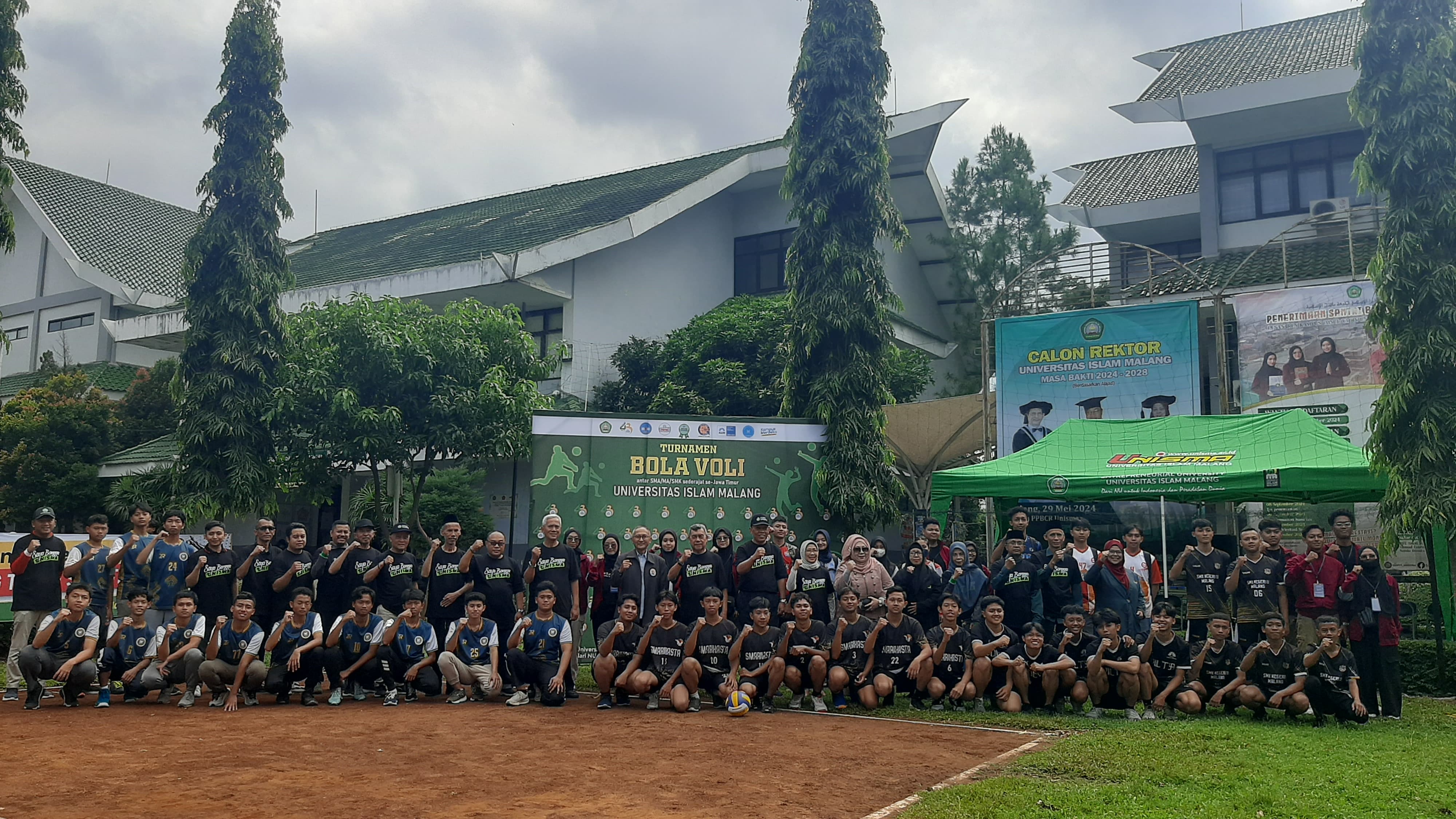 Unisma menggelar turnamen voli untuk SMA/SMK se-Jawa Timur. (Durotul Karimah)