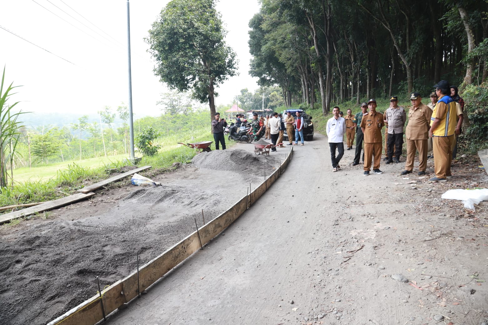 Bupati H M. Sanusi bersama rombongan meninjau perbaikan Jalan Mendalan, Desa Pondok Agung, Kecamatan Kasembon, beberapa waktu lalu. (Dokumen Radar Malang)