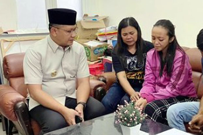 MASIH TERPUKUL: Nurul (kanan) berbincang dengan Pj Wali Kota Batu Aries Agung Paewai di Rumah Sakit Hasta Brata Jumat lalu (31/5).