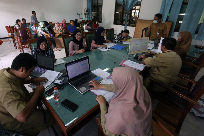 Orang tua siswa berjubel di kantor Disdikbud Kota Malang, Jalan Veteran, kemarin (3/6). Mereka mendaftarkan anaknya melalui PPDB SMP jalur prestasi lomba.