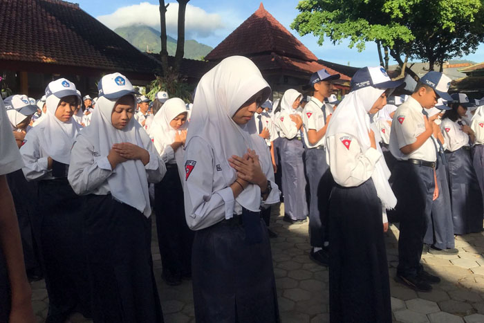 Siswa SMPN 2 Kota Batu saat mengheningkan cipta untuk kawannya yang meninggal dikeroyok