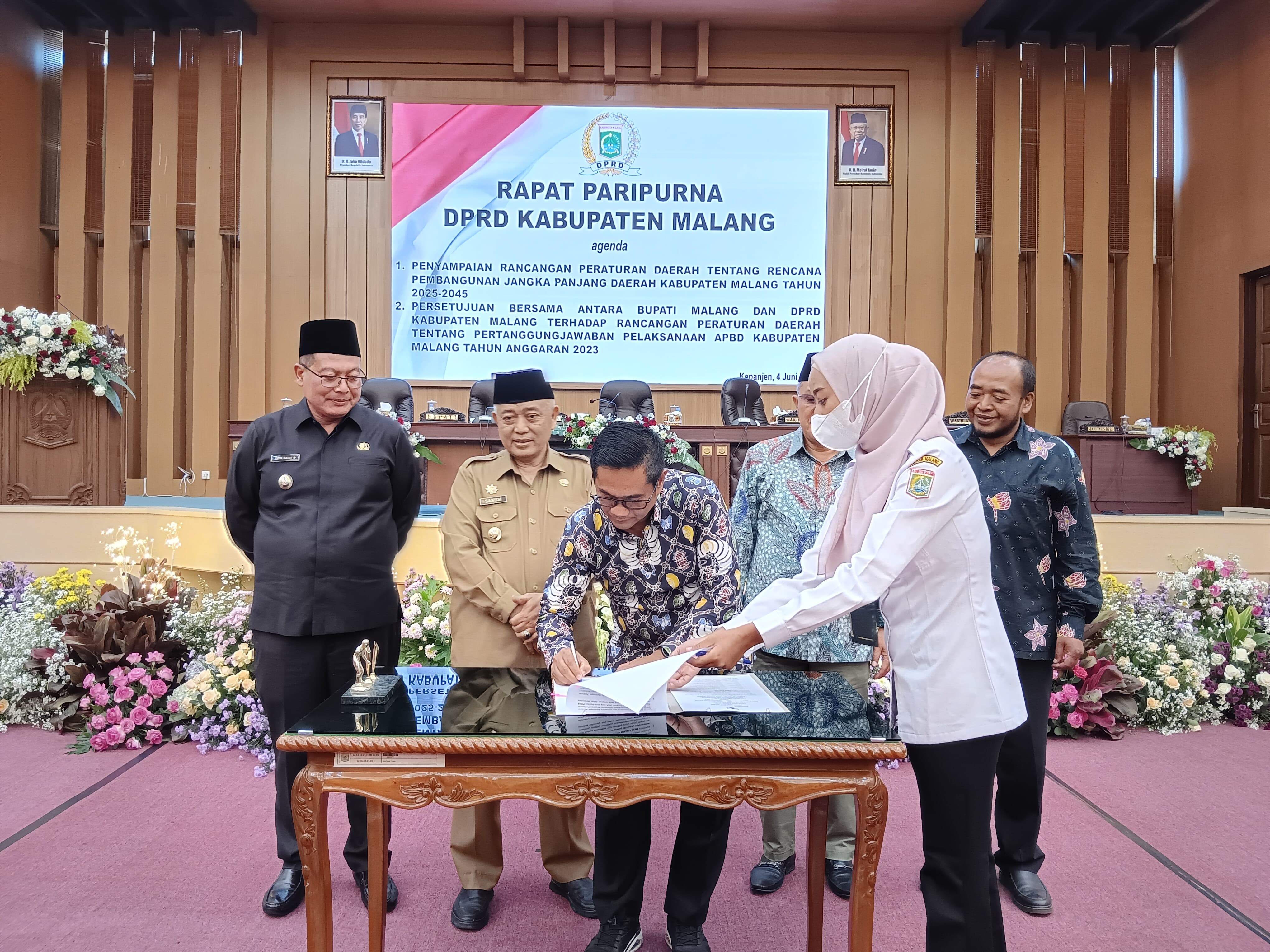 PENDAPATAN: Ketua DPRD Kabupaten Malang Darmadi menandatangani draf hasil rapat paripurna di gedung dewan, Selasa lalu (4/6)