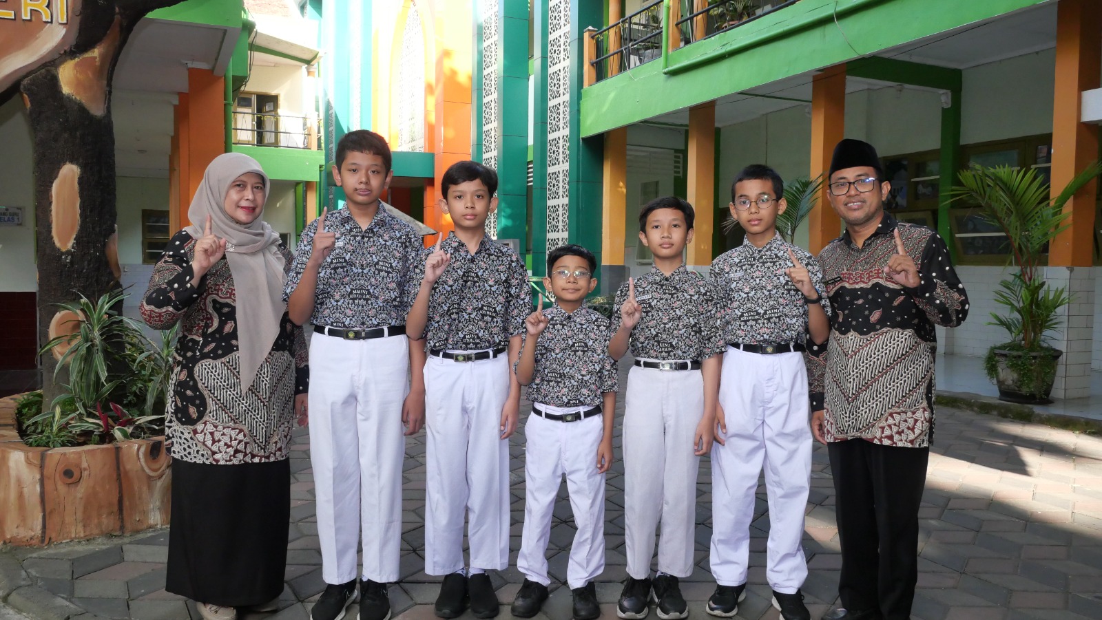 YAKIN JUARA : Kepala Madrasah Hj. Siti Aisah SAg MPd (kiri) didampingi Ko. Bidang Kesiswaan Nurul Yaqin SS (kanan), bersama perwakilan siswa MIN 1 Kota Malang diajang KSM, Juli nanti.